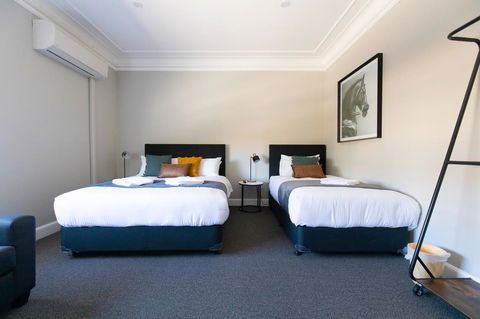 Horse And Jockey Hotel Homebush - Holiday Cairns 16
