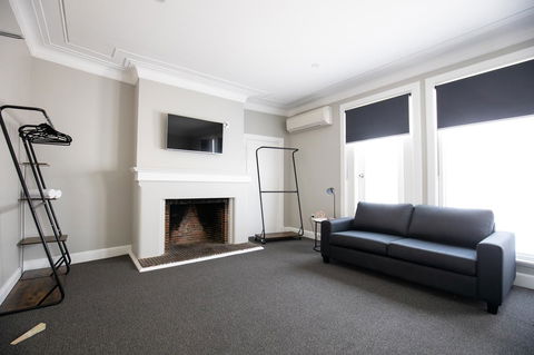 Horse And Jockey Hotel Homebush - Holiday Cairns 2