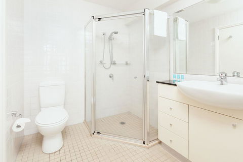 Waterfront Apartment On Sydney Harbour - Holiday Cairns 3