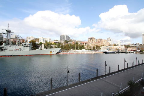 Waterfront Apartment On Sydney Harbour - Holiday Cairns 12