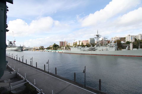 Waterfront Apartment On Sydney Harbour - Holiday Cairns 13