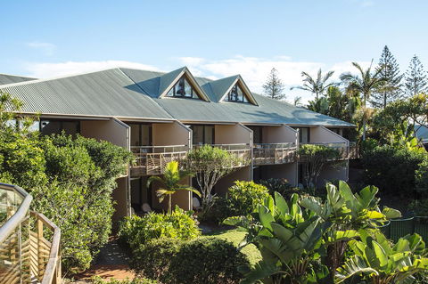 Beach Hotel Resort - Holiday Cairns 10