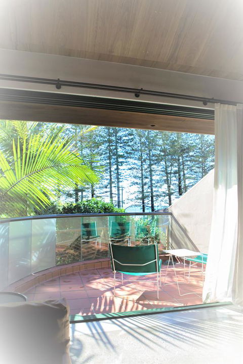 Beach Hotel Resort - Holiday Cairns 8