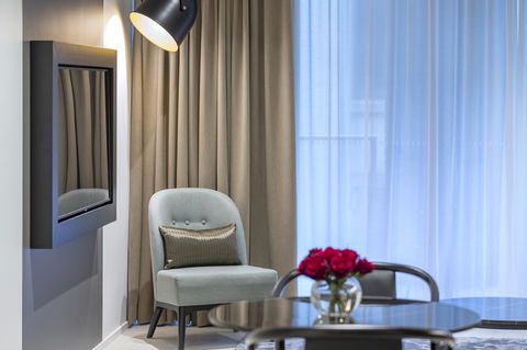 SKYE Suites Sydney - Holiday Cairns 11