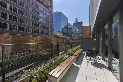 SKYE Suites Sydney - Holiday Cairns 18