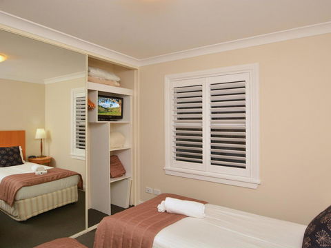 Villa De Saran Located Within Cypress Lakes - Holiday Cairns 10