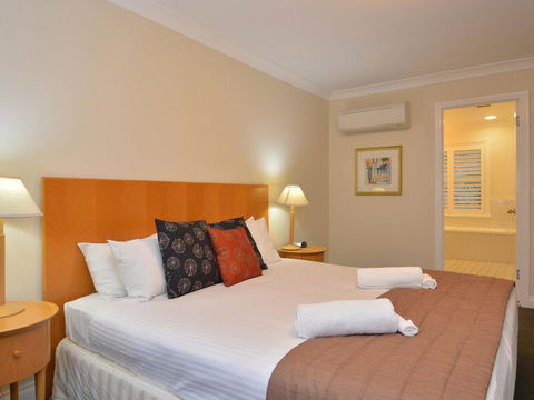 Villa De Saran Located Within Cypress Lakes - Holiday Cairns 5