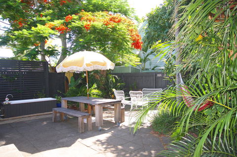Gidget's Surf Shack - Holiday Cairns 0