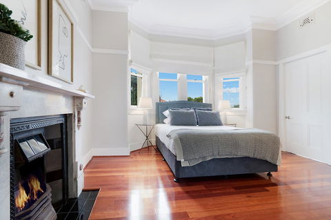 Huge Harbour View Apartment In Historic Home - Holiday Cairns 8