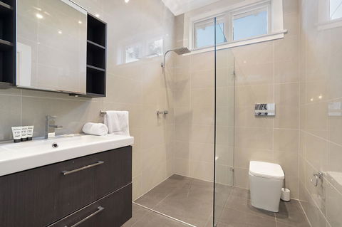 Huge Harbour View Apartment In Historic Home - Holiday Cairns 4