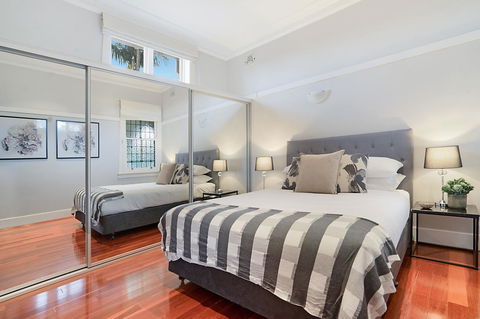 Huge Harbour View Apartment In Historic Home - Holiday Cairns 11