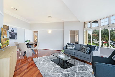 Huge Harbour View Apartment In Historic Home - Holiday Cairns 17