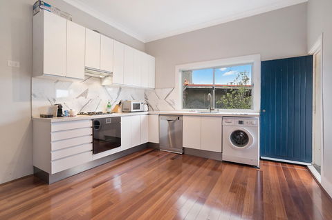 Huge Harbour View Apartment In Historic Home - Holiday Cairns 14