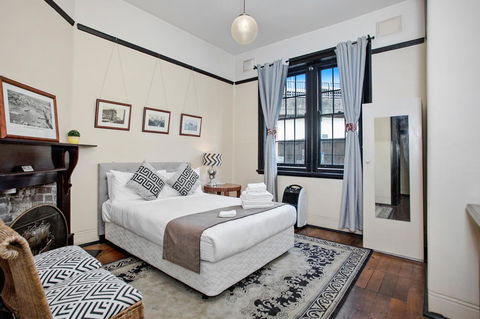 Sydney Harbour Bed And Breakfast - Holiday Cairns 1