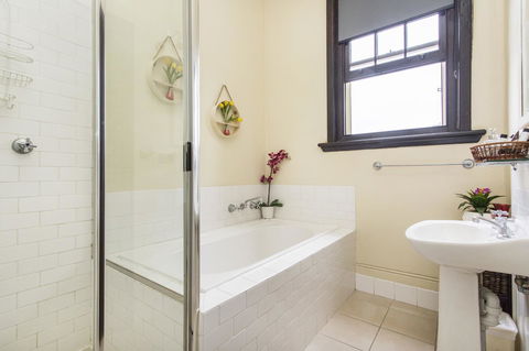Sydney Harbour Bed And Breakfast - Holiday Cairns 16