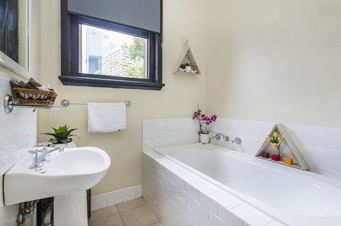 Sydney Harbour Bed And Breakfast - Holiday Cairns 24