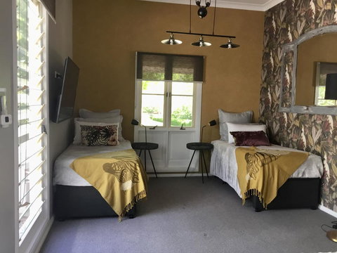 Chanticleer Gardens Barn Cottage With A Pool - Holiday Cairns 14