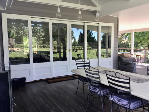 Chanticleer Gardens Barn Cottage With A Pool - Holiday Cairns 3