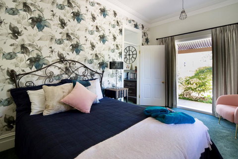 Chanticleer Gardens Barn Cottage With A Pool - Holiday Cairns 35