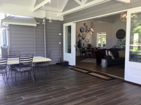 Chanticleer Gardens Barn Cottage With A Pool - Holiday Cairns 10