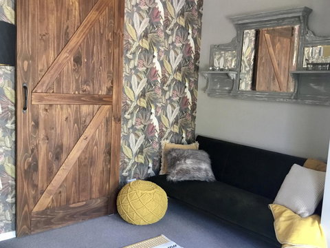 Chanticleer Gardens Barn Cottage With A Pool - Holiday Cairns 7