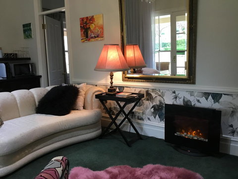 Chanticleer Gardens Barn Cottage With A Pool - Holiday Cairns 42