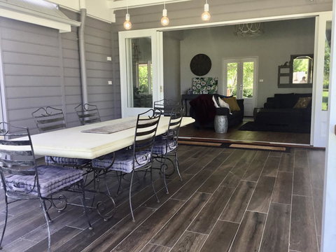 Chanticleer Gardens Barn Cottage With A Pool - Holiday Cairns 12
