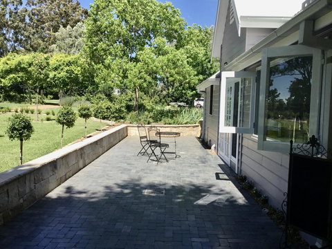 Chanticleer Gardens Barn Cottage With A Pool - Holiday Cairns 4