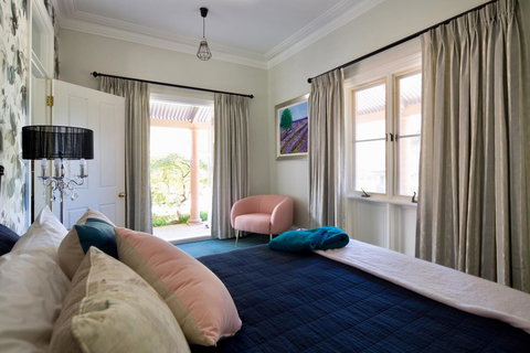 Chanticleer Gardens Barn Cottage With A Pool - Holiday Cairns 36