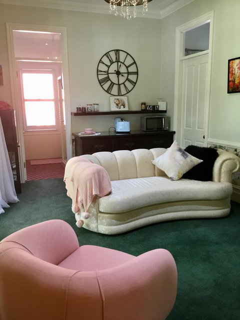 Chanticleer Gardens Barn Cottage With A Pool - Holiday Cairns 41