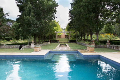 Chanticleer Gardens Barn Cottage With A Pool - Holiday Cairns 15
