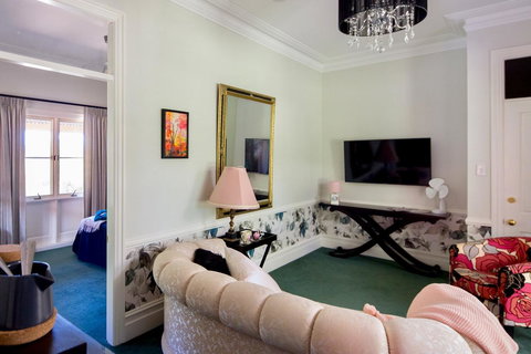 Chanticleer Gardens Barn Cottage With A Pool - Holiday Cairns 44