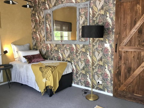 Chanticleer Gardens Barn Cottage With A Pool - Holiday Cairns 2