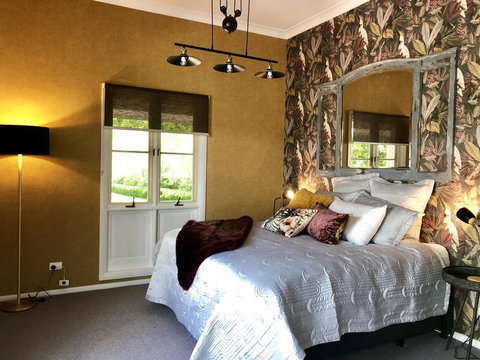 Chanticleer Gardens Barn Cottage With A Pool - Holiday Cairns 18