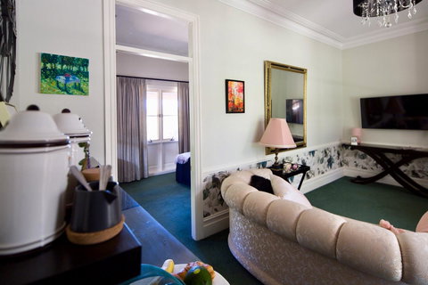 Chanticleer Gardens Barn Cottage With A Pool - Holiday Cairns 43