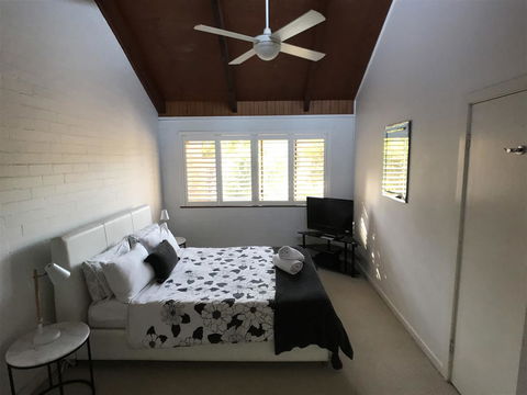 Treetops Everglades Villa - Holiday Cairns 3