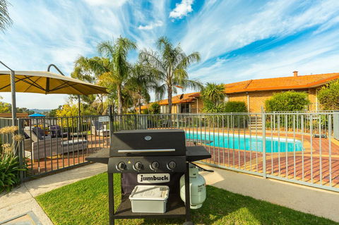 Hume Country Motor Inn - Holiday Cairns 2