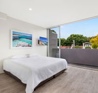 Bondi Beach Studio King Suite  Balcony - Holiday Cairns