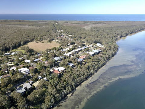Booti Booti Chateau Lakeside - Holiday Cairns 1