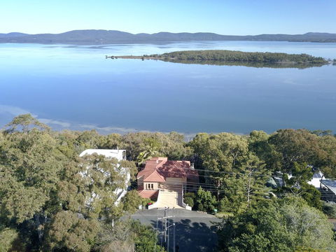 Booti Booti Chateau Lakeside - Holiday Cairns 0