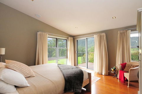 Bottlebrush Lodge - Great Views And A Pool! - Holiday Cairns 3