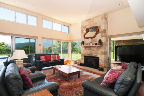 Bottlebrush Lodge - Great Views And A Pool! - Holiday Cairns 0