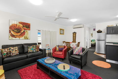 BOUTIQUE APARTMENTS BEACH LOCATION - Holiday Cairns 0