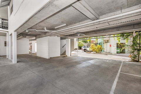 BOUTIQUE APARTMENTS BEACH LOCATION - Holiday Cairns 1
