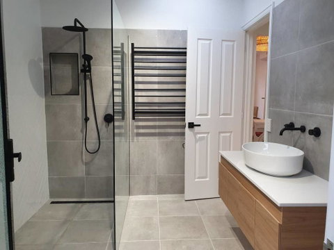 Boutique Beach House In The HEART Of St. Kilda - Holiday Cairns 0
