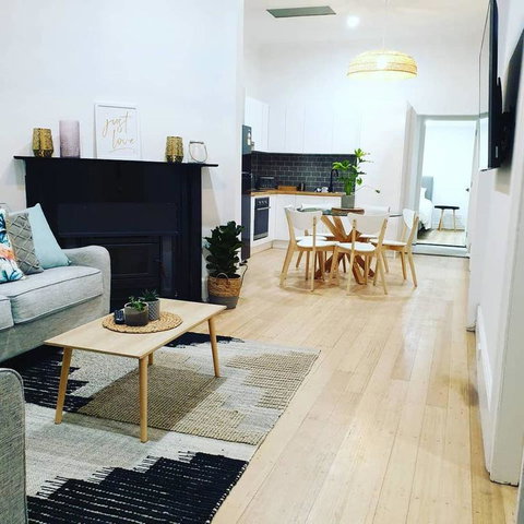 Boutique Beach House In The HEART Of St. Kilda - Holiday Cairns 3