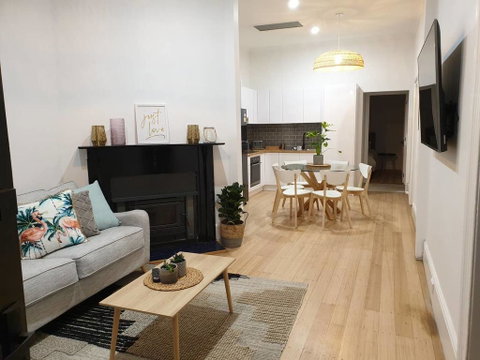 Boutique Beach House In The HEART Of St. Kilda - Holiday Cairns 2