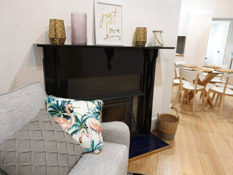 Boutique Beach House In The HEART Of St. Kilda - Holiday Cairns 1