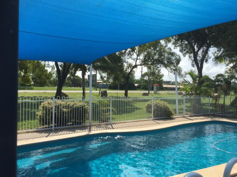 Bowen Arrow Motel - Holiday Cairns 3