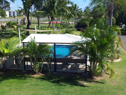 Bowen Arrow Motel - Holiday Cairns 1